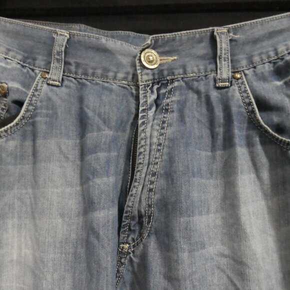 FUTURE DENIM | W 42 L 34 | Classic Blue Faded Jeans - Picture 4 of 16